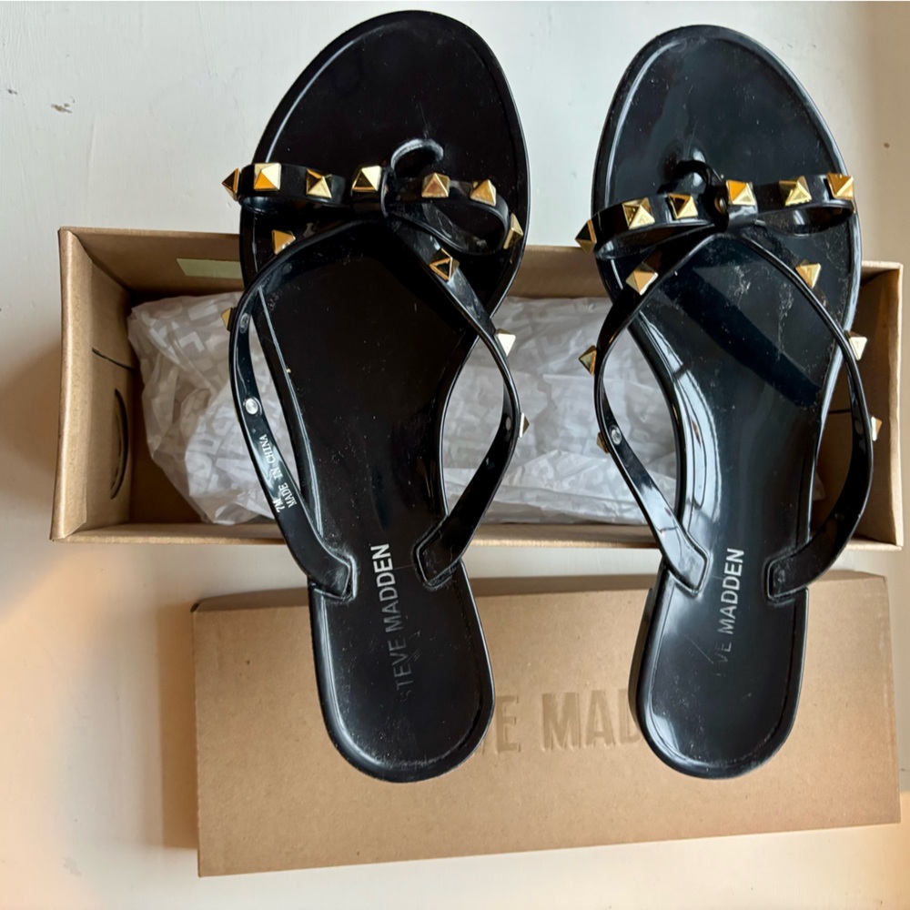 Steve Madden Daliyah black w gold stud jelly sandal, size 7. GUC.